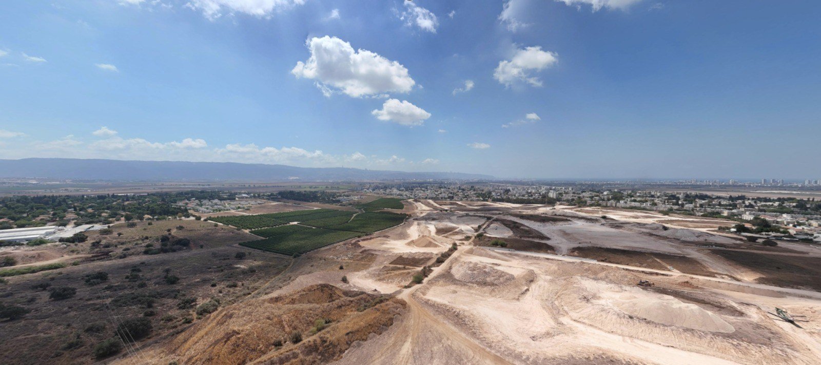 מבט מהאוויר על שטח שכונת האבוקדו, השדות ומפרץ חיפה